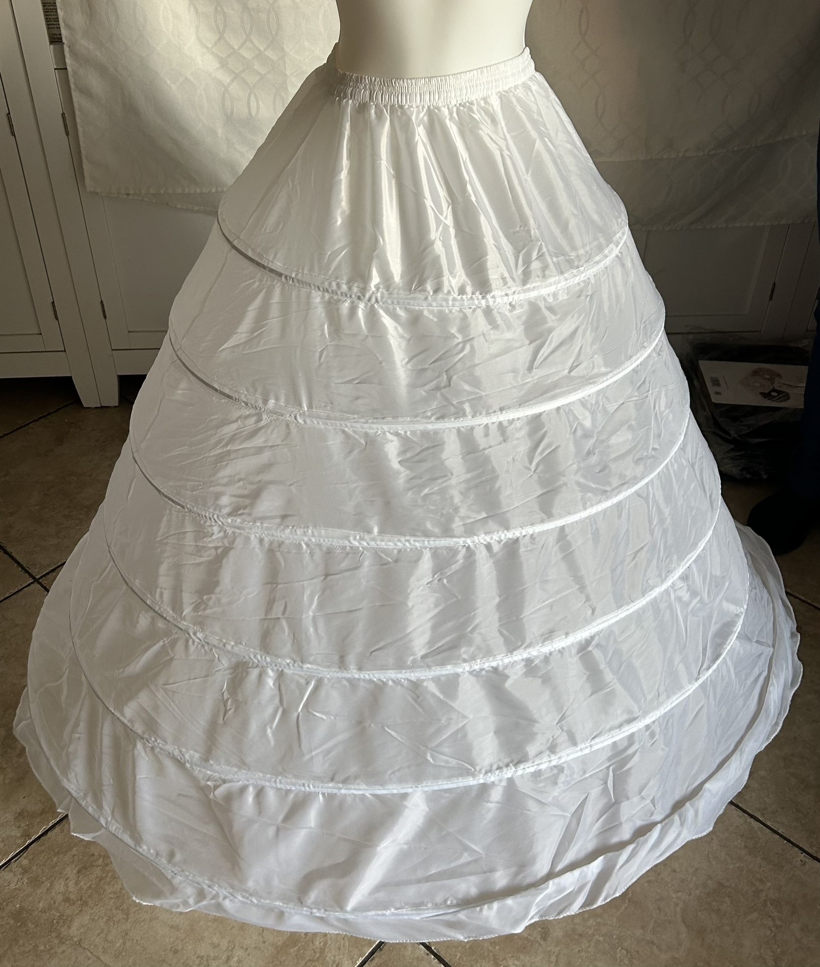 Brand New Six Ring Petticoat/Crinolina De Seis Anillos