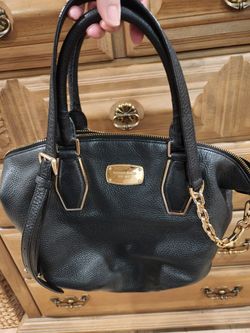 Michael KORS BLACK LEATHER HANDBAG WITH GOLD TRIM