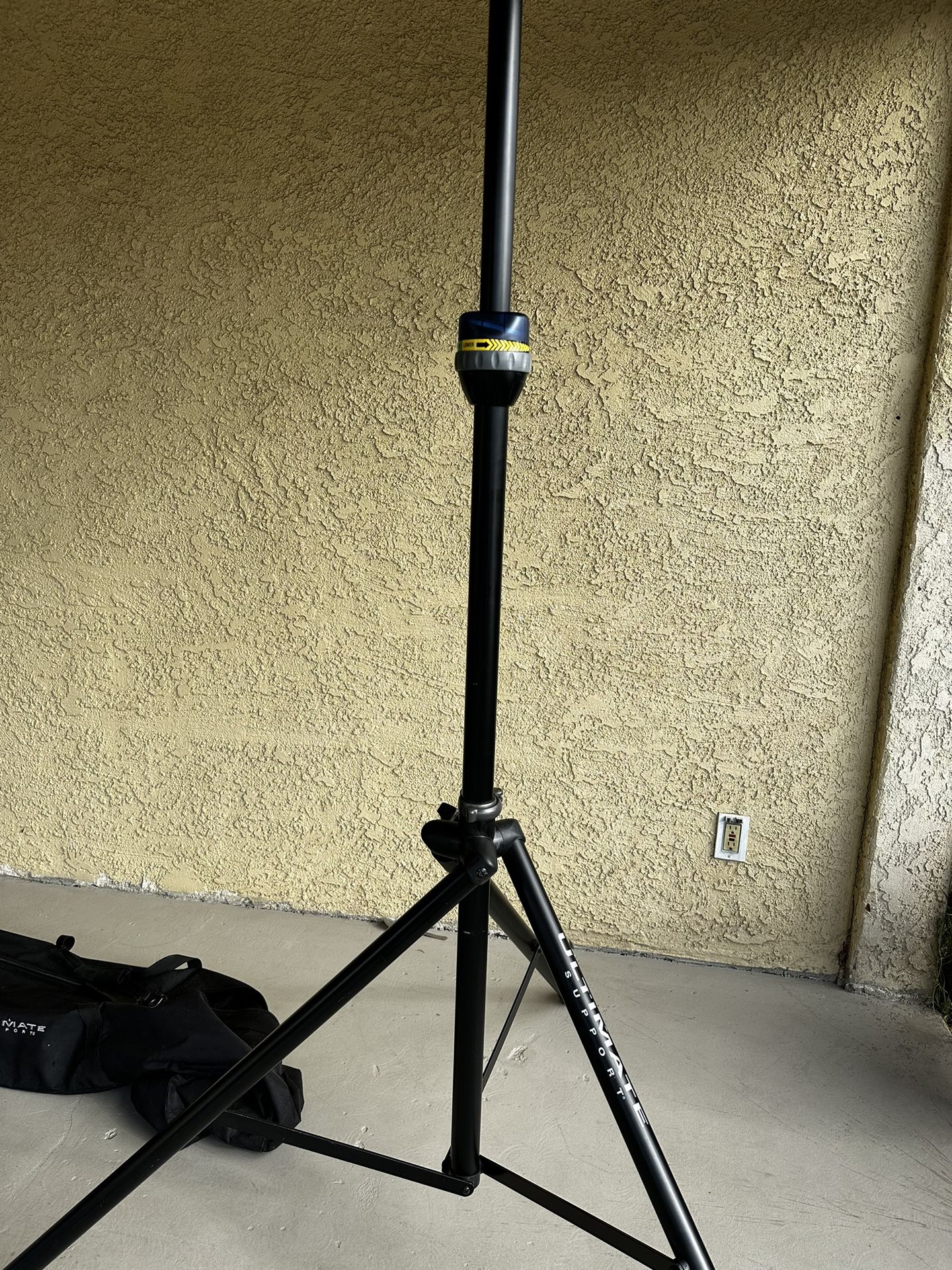 Ultimate Support Lift Assist Speaker Pole