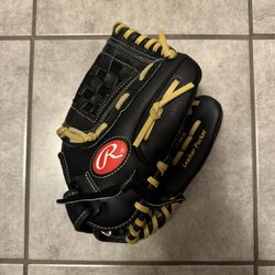Rawlings Youth Playmaker Series 11”baseball glove Model PM11BC Black Leather RHT