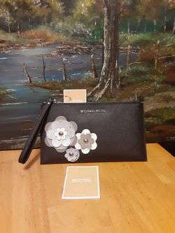 Micheal Kors Large Leather Black Zip Wristlet Clutch w/Flower Design New with Tag $40