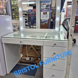 ♻️  White Vanity, Mirror and Desk, New in the Box.