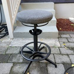 Swivel adjustable height stool 