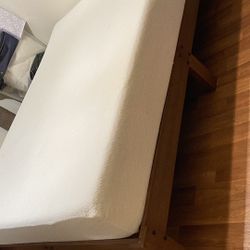 Queen sizes Foam bed plataform wood frame and Foam mattress  new condition 
