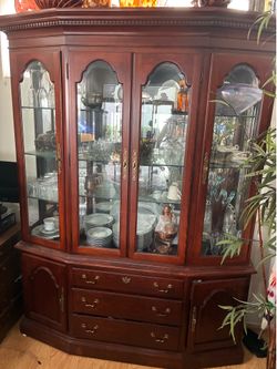 Thomasville Collector's Cherry lighted china cabinet