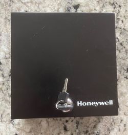 Honeywell metal cash box with a keyed lock and interior tray / Black