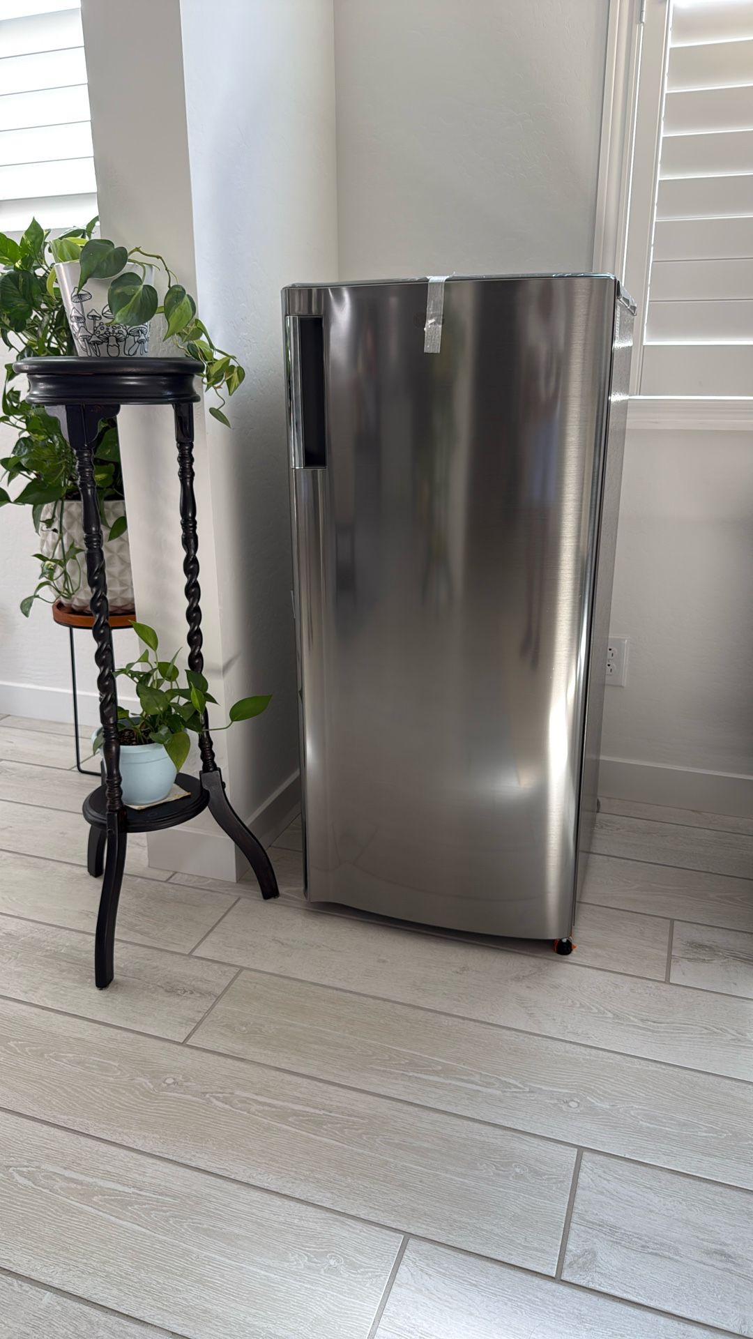 LG 6.0 cu. ft. Single Door Refrigerator with Inverter