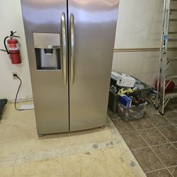 Frigidaire Side By Side Stailess Steel Refrigerator Used Good Conditions 