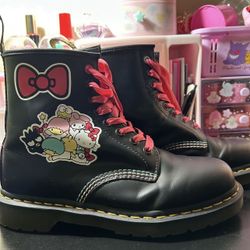 LIMITED EDITION Hello Kitty Dr Martens