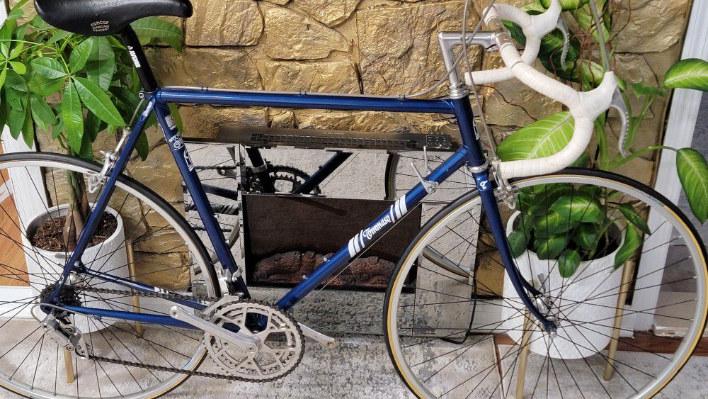 Tommaso 57cm Campagnolo Groupset Road Bike......