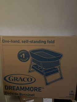 Graco Dreammore Bedside Bassinet one-hand fold