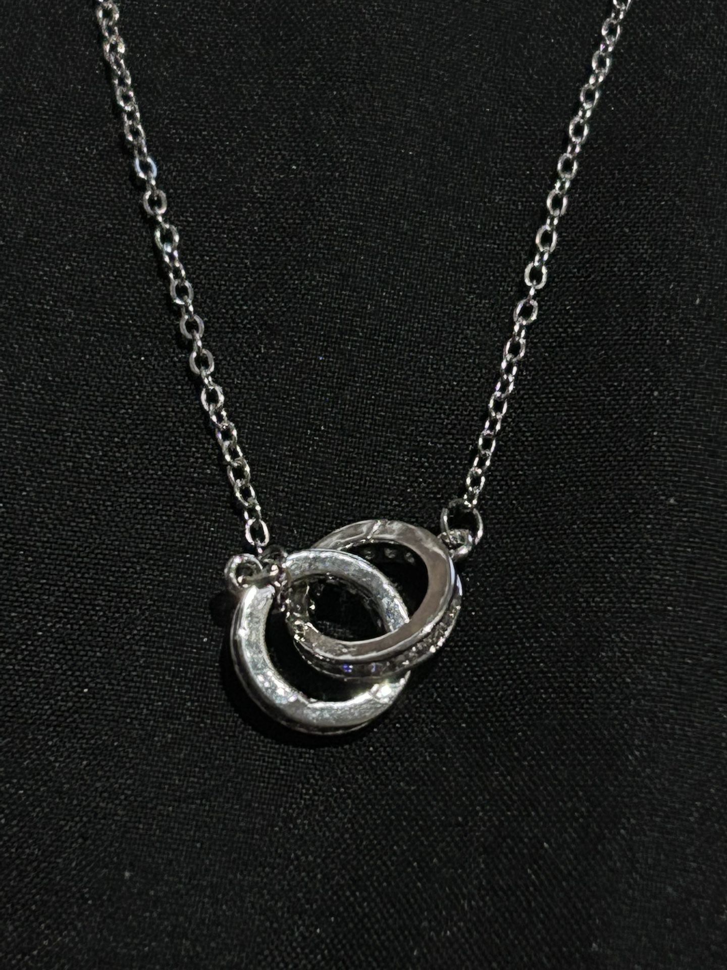 Sterling Silver Necklace. Interlocking Circle Pendant