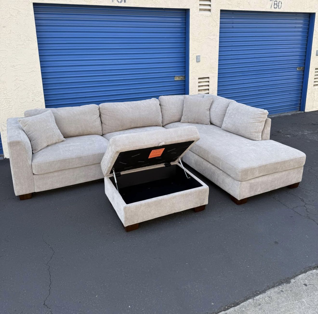 Thomasville Walsen Sectional with Storage Ottoman – New