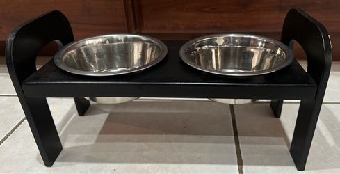 Elevated dog bowls