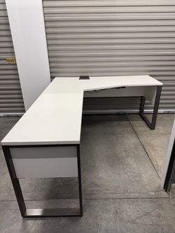 Raymour & Flanigan Kalmar Collection White L-Shaped Desk (2-Piece)