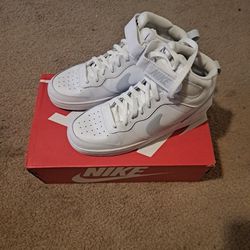 White Nikes(NEVER BEEN WORN)