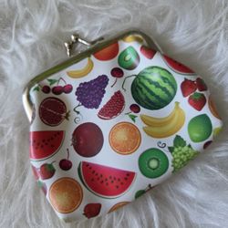 White Coin Purse Kiss Lock Closure