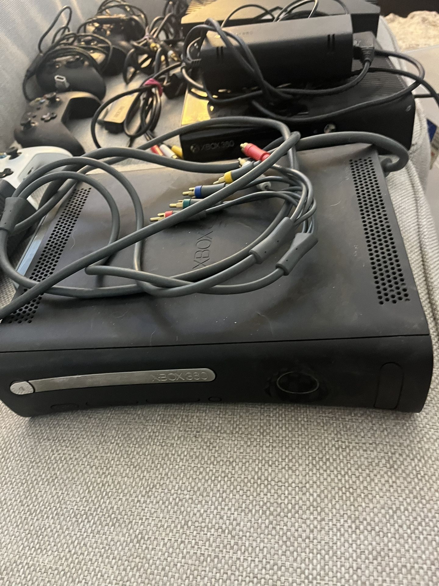 2 Xbox 360’s - 2 Controllers 100/set