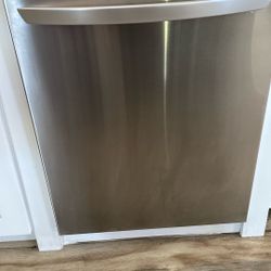 LG Dishwasher LIKE NEW. 