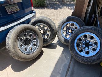 Set de rines con tapaderas para una Chevy Silverado 2008 en $225 dólares