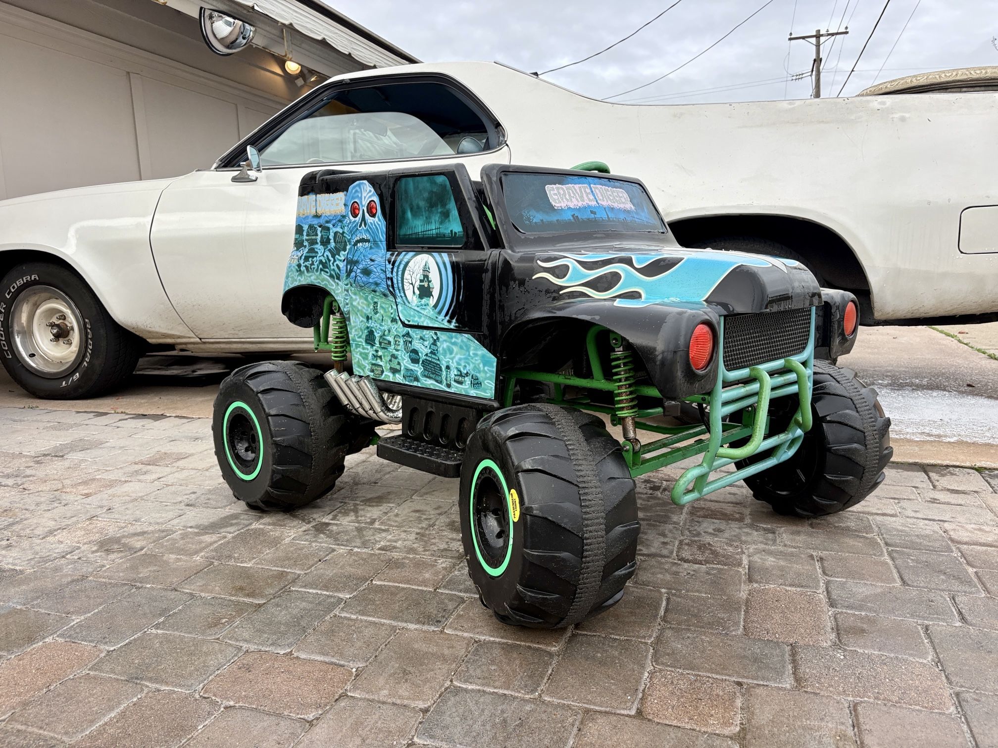 Monster Jam GRAVE DIGGER 24V Ride-On Truck (2-Seater) – $695 FIRM – NEW Battery + Charger – DISCONTINUED – Claremont Mesa 92117