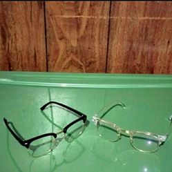 Women glasses 🤓 in good Condition must pickup 