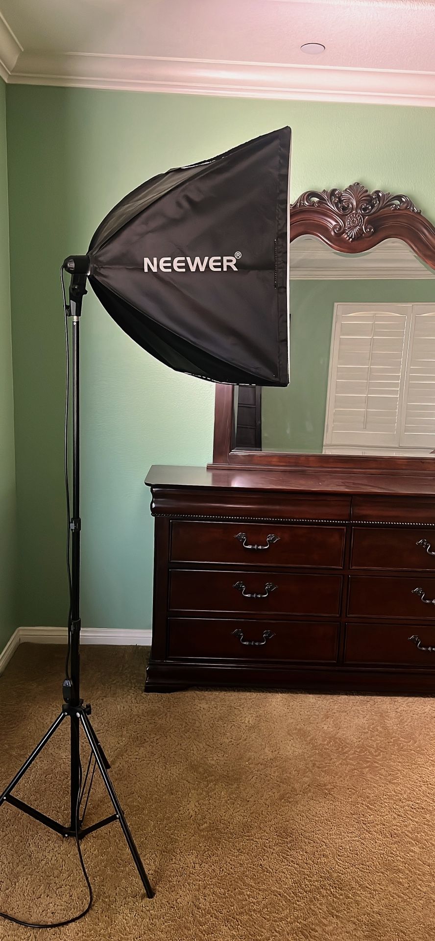  Neewer Softbox Lighting Kit – 2 Lights + Stands – Excellent Condition