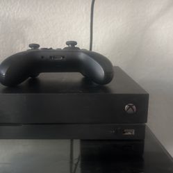 Xbox One 500 G With Two Controllers 