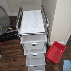 Plastic chest of drawers in good condition