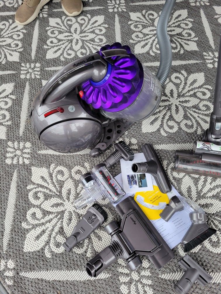 DYSON DC39 ANIMAL CANISTER WITH BALL TECHNOLOGY FOR GREATER MANEUVERABULITY. HARDLY USED. IN NEW CONDITION.