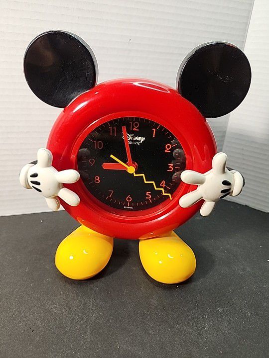  Disney Mickey Mouse "Swinging Arm" Clock