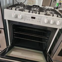 Una Estufa De GAS FRIGIDAIRE Cuatro Meses De Garantia Se Yeva Adomisilio