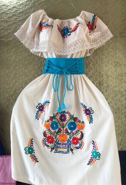 Vestido de manta bordado