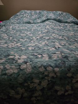 King size quilt and 2 shams