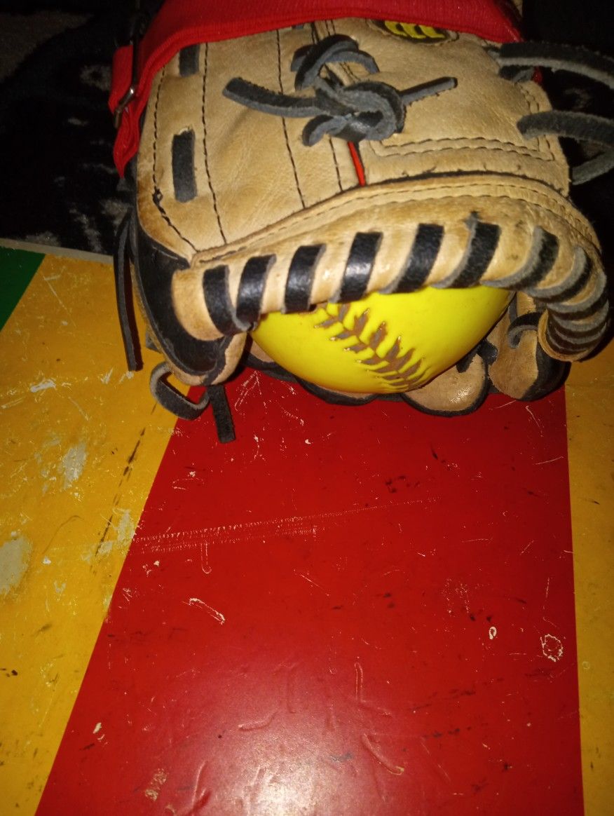 FASTPITCH 🥎 SLOW PITCH SOFTBALL 🥎 14 INCH WILSON GAME USED BROKEN IN! only $80! Better Hurry 😁😜