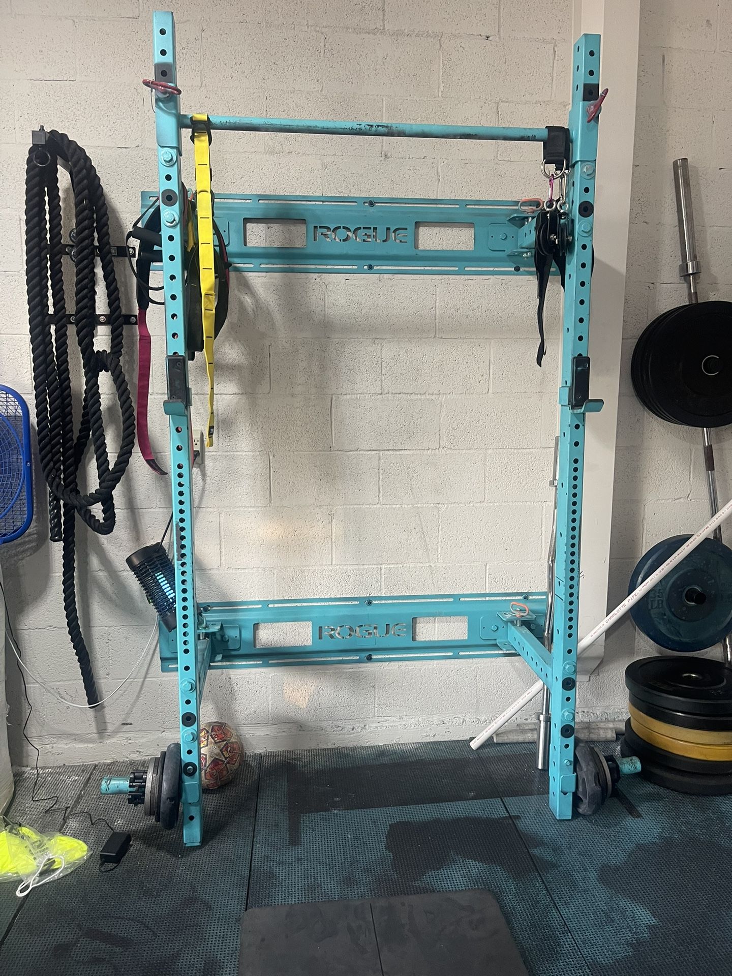 ROGUE R-3W FOLD BACK WALL MOUNT RACK