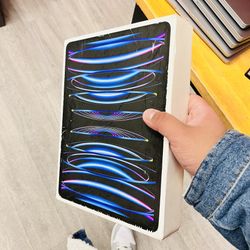 iPad Pro 12.9” 6th Gen 128gb WiFi