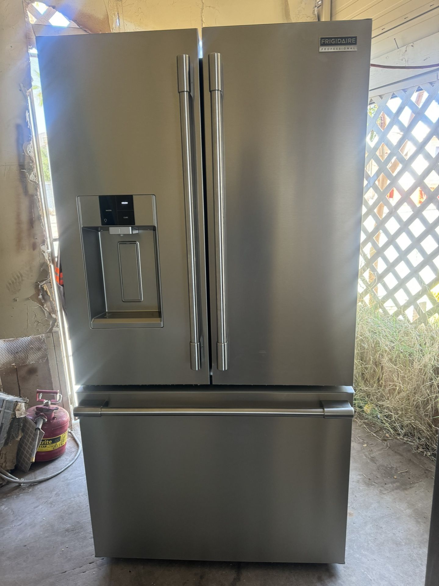 Refrigerator Everything Works no scratches almost brand new