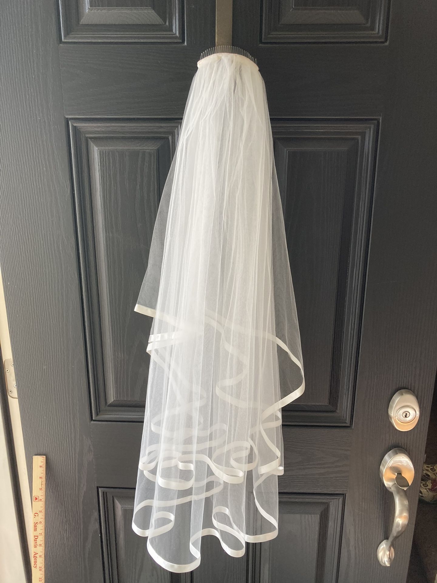 VEIL Gorgeous white tulle w/shiny satin trim ribbon w/hair comb connector NEW