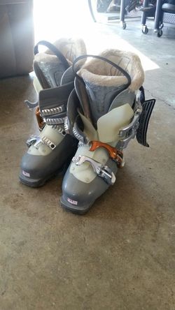 Ladies ski boots