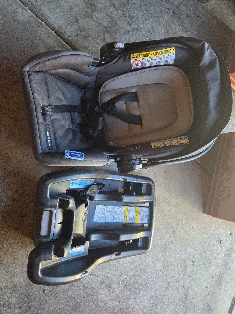 Graco  Baby Car Seat And Base