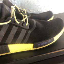 Men’s Adidas NMD R1 sneakers