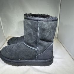 PreOwned UGG Australia 5251 K Black Classic Short II Boots Suede Kid Size 2