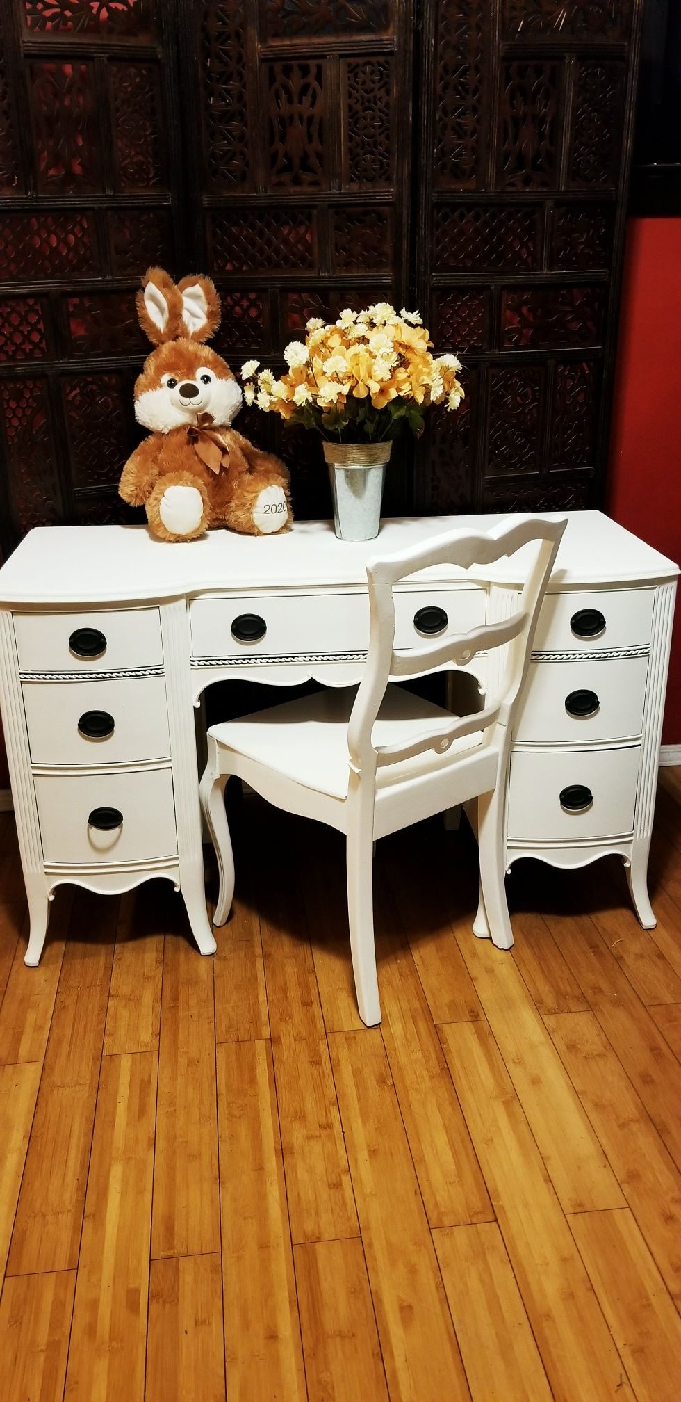 Beautiful Elegant Wooden Antique Desk/Vanity ( PICKUP ONLY FIRST COME FIRST SERVE )