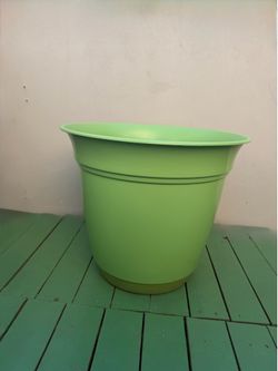 Plastic flowerpot