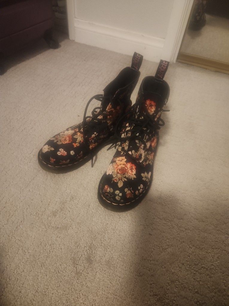 Doc Martens Flower Boot
