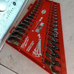 Milwaukee
SAE Ratcheting Combination Wrench Set (15-Piece)