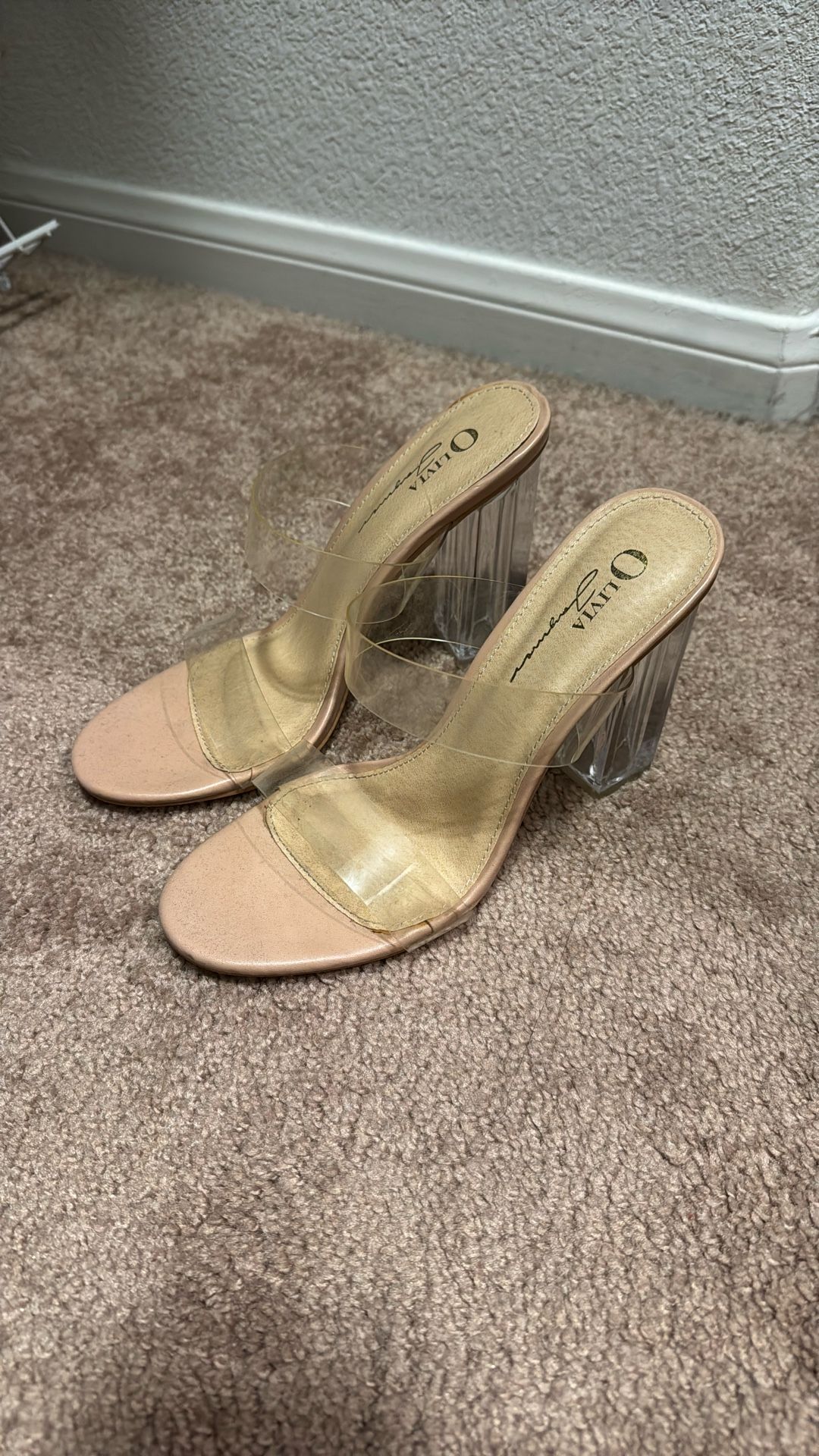 Size 8 Women’s Clear Heels
