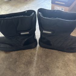 Size 9 Snow Boots Used 