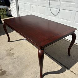 ‼️SOLID WOOD TABLE WITH 2 LEAFS‼️FOR SALE 100$ OR BEST OFFER‼️DELIVERY AVAILABLE🚚